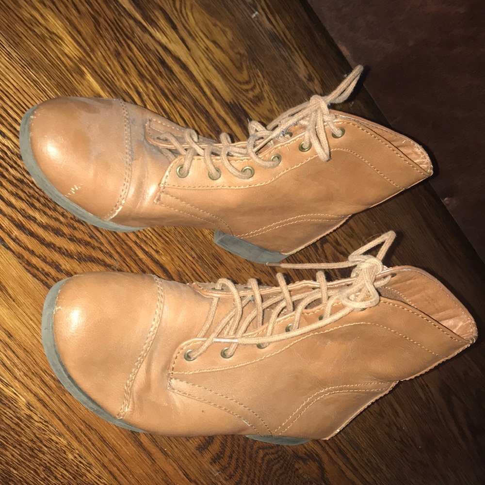 Gentle worn tan ankle rustic boots super comfty